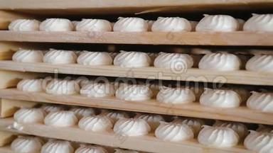 糖果厂仓库里的木架上存放着许多糖果、白色棉花糖
